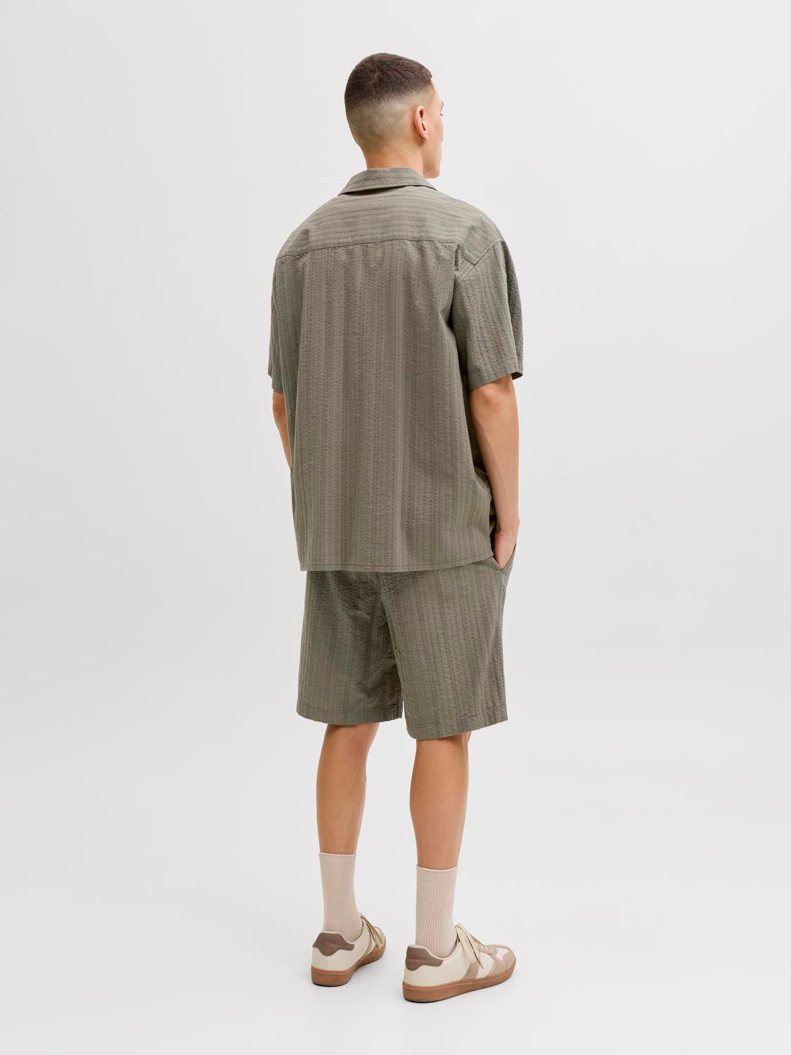 model_shot-back